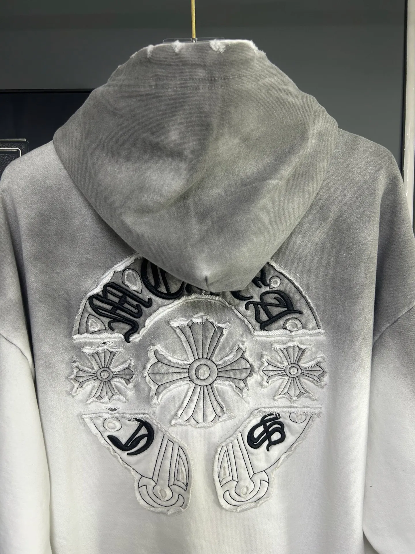 P310 𝗖𝗵𝗿𝗼𝗺𝗲 𝗛𝗲𝗮𝗿𝘁𝘀/Cro Heart 2025 Cross Patch Embroidery Summer New Original Single Counter American Acid Washed Distressed Laser Burnt Patch Embroidery Couple Casual Hooded Sweatshirt 👑The highest version! Customized fabric 440g tripe terry fabric! American acid-washed and distressed original fabric laser burnt ✟appliqué embroidery and exquisite embroidery of letters! The best-selling model at the counter. It is very comfortable to wear. It is low-key yet luxurious. It is very classy when worn. The large size and tailoring are needless to say. The upper body is exquisite and vivid. 👍High-end first-class materials. A truly palace-level product. The cotton from Turkey is of outstanding quality. After heavy washing, the clothes are very soft! Not picky, the upper body is absolutely stylish and extremely luxurious. Auxiliary materials: The original model has been authenticated and labeled ➕100% silk washed with water label. Genuine purchase-grade original hangtag➕matching hanging rope➕3D hanging beads➕original packaging bag. Craftsmanship: The original version has consistent wiring! The highest version of the armhole matching technique! Countless times of pattern making to 100% restore the original appearance! The correct version is the same for men and women, super eye-catching, super good-looking, and super atmospheric! Color: black, white and gray Size, XS S M L
